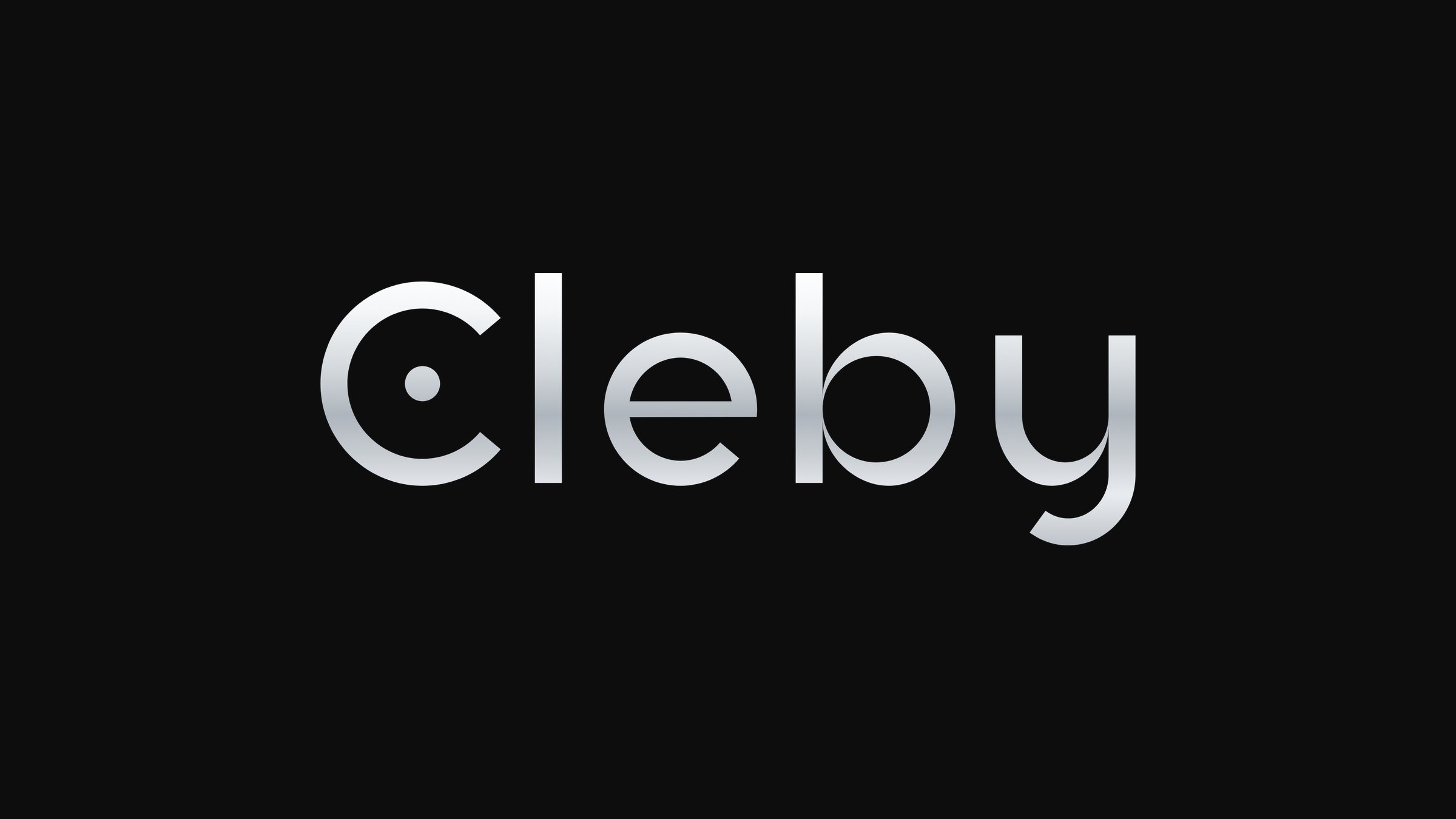 Logotipo de Cleby en cromo sobre negro profundo, con el punto dentro de la C.