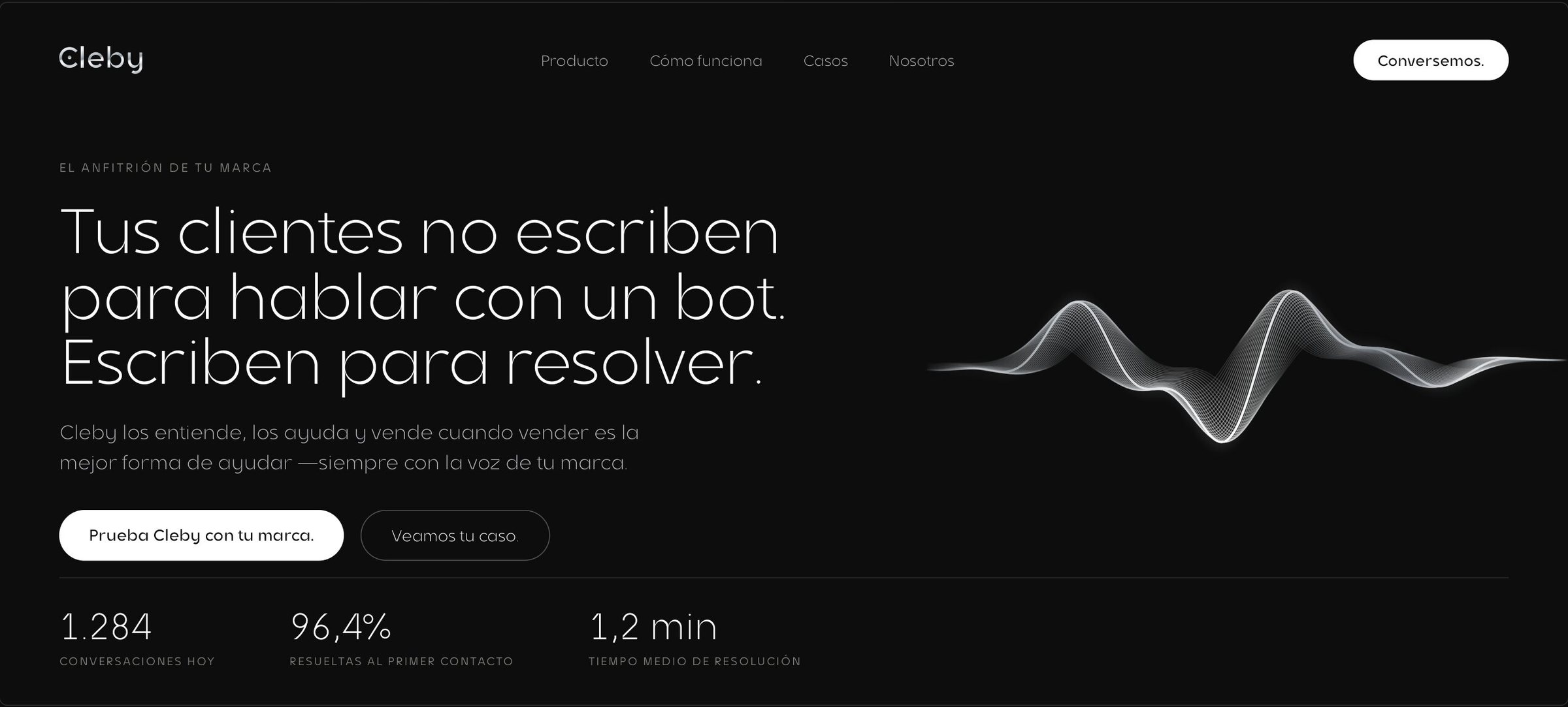 Sitio web de Cleby en modo oscuro: «Tus clientes no escriben para hablar con un bot. Escriben para resolver.» junto a la onda de voz plateada.