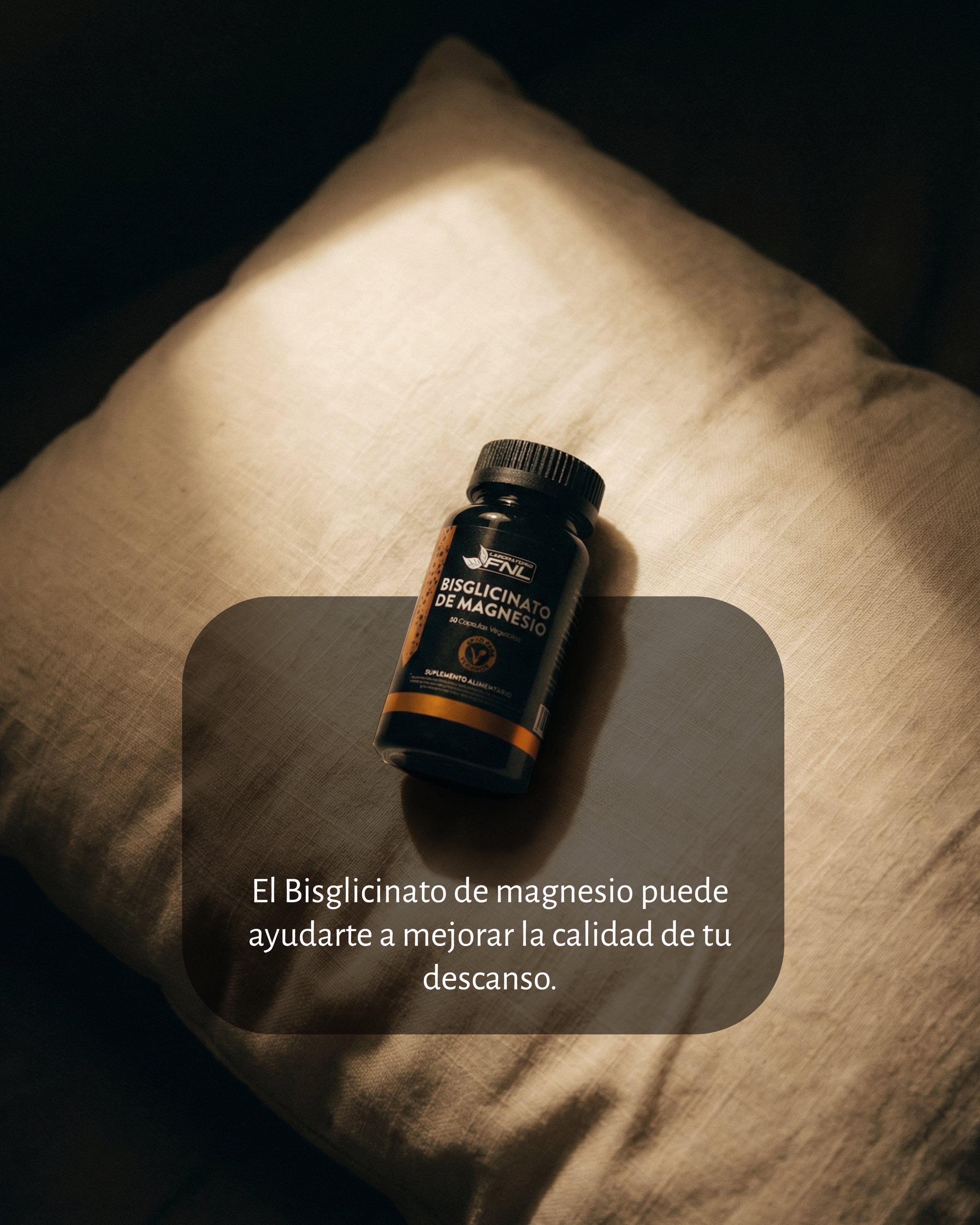 Lámina de bisglicinato de magnesio: frasco sobre una almohada con luz cálida.
