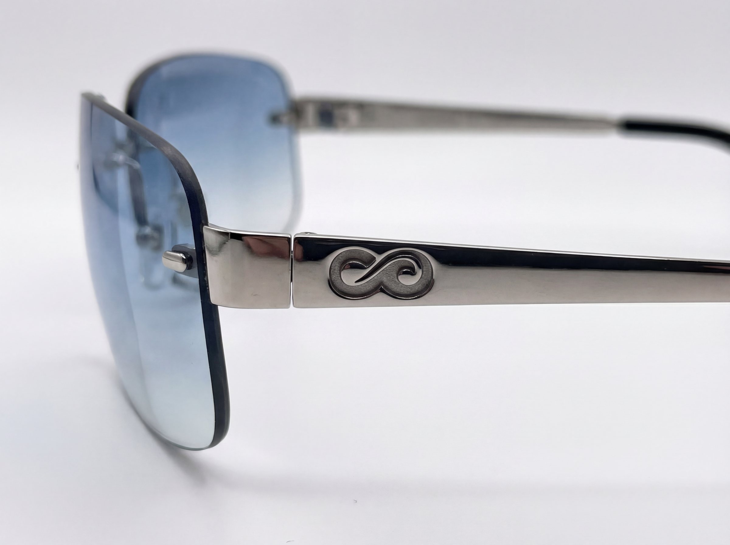 El isotipo grabado en la patilla de unos lentes.