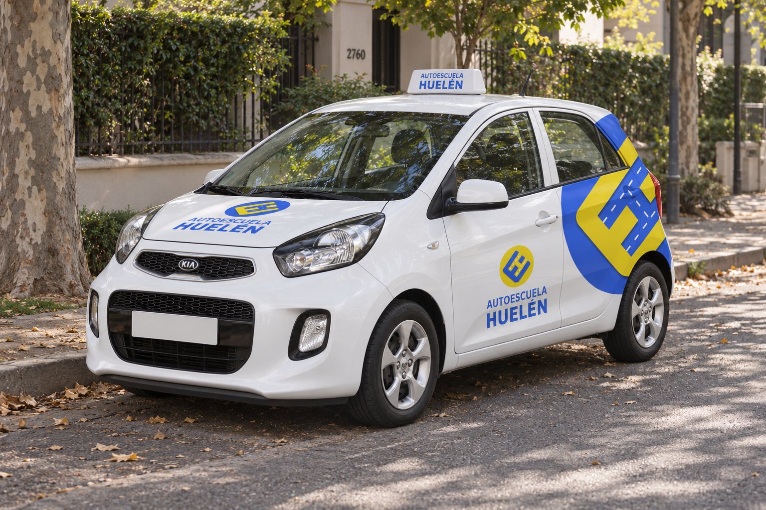 Auto de Autoescuela Huelén estacionado en una calle arbolada de Santiago.