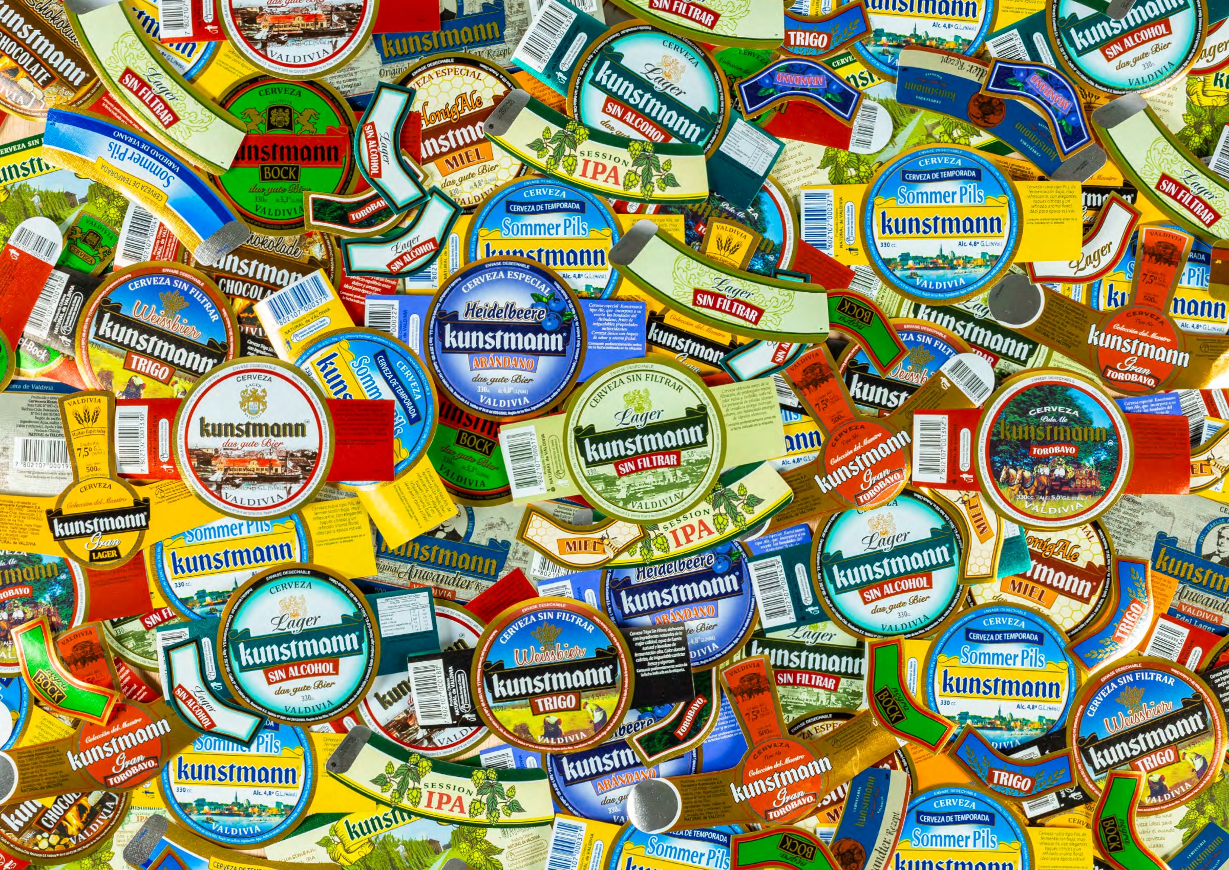 Hoja de guarda: un collage de etiquetas de cervezas Kunstmann de todas las épocas.