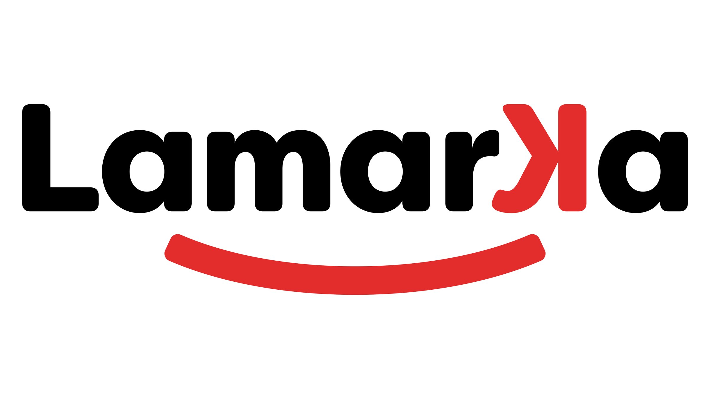 Logotipo Lamarka en negro con la K invertida en rojo y la curva roja debajo.