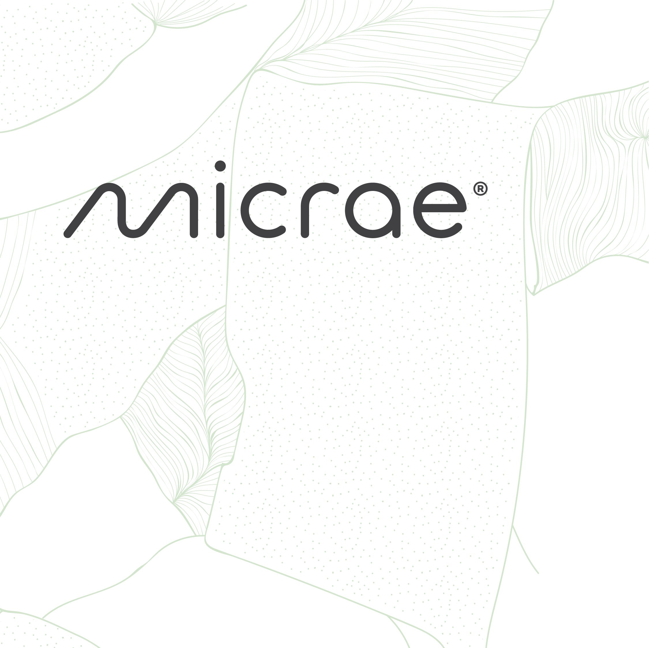 Logotipo Micrae sobre blanco con un dibujo de algas en líneas verdes muy suaves.