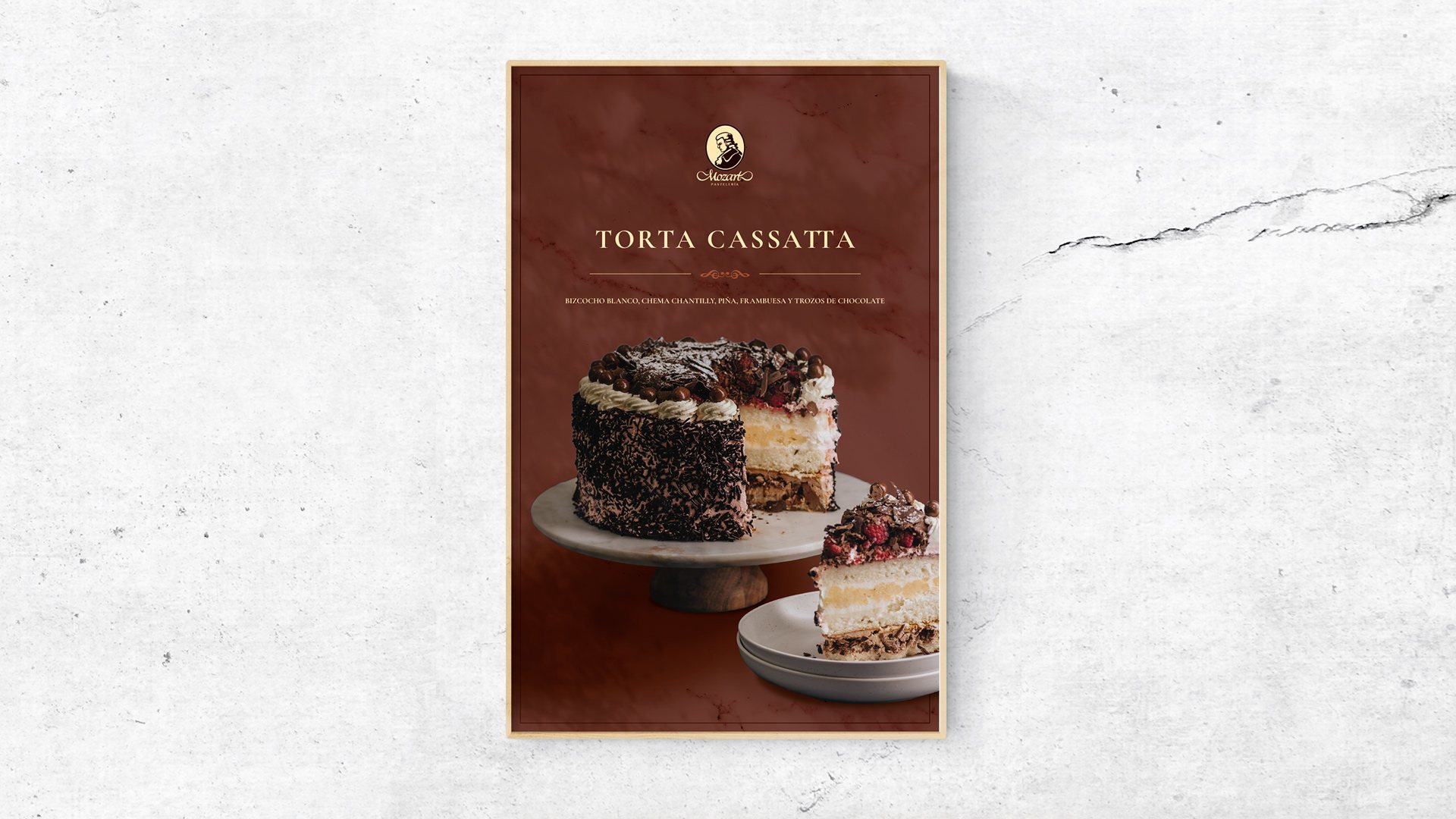 Afiche de la torta Cassata enmarcado sobre un muro blanco.
