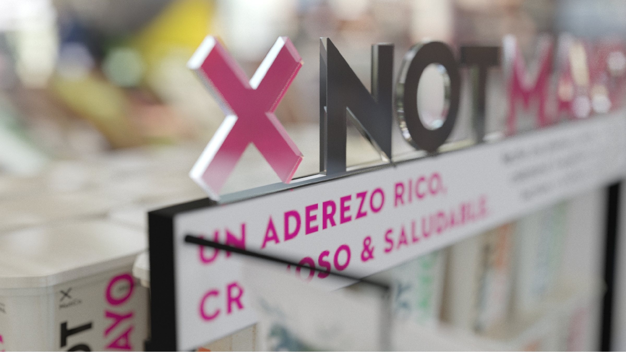 Exhibidor de NotMayo en la sala, con la X magenta y la frase «Un aderezo rico, cremoso & saludable».