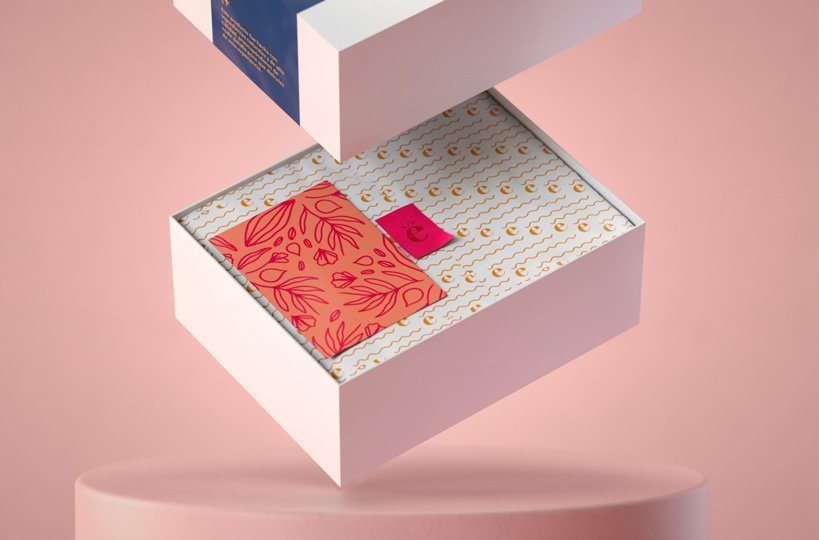 Caja abierta con el interior estampado con el patrón.