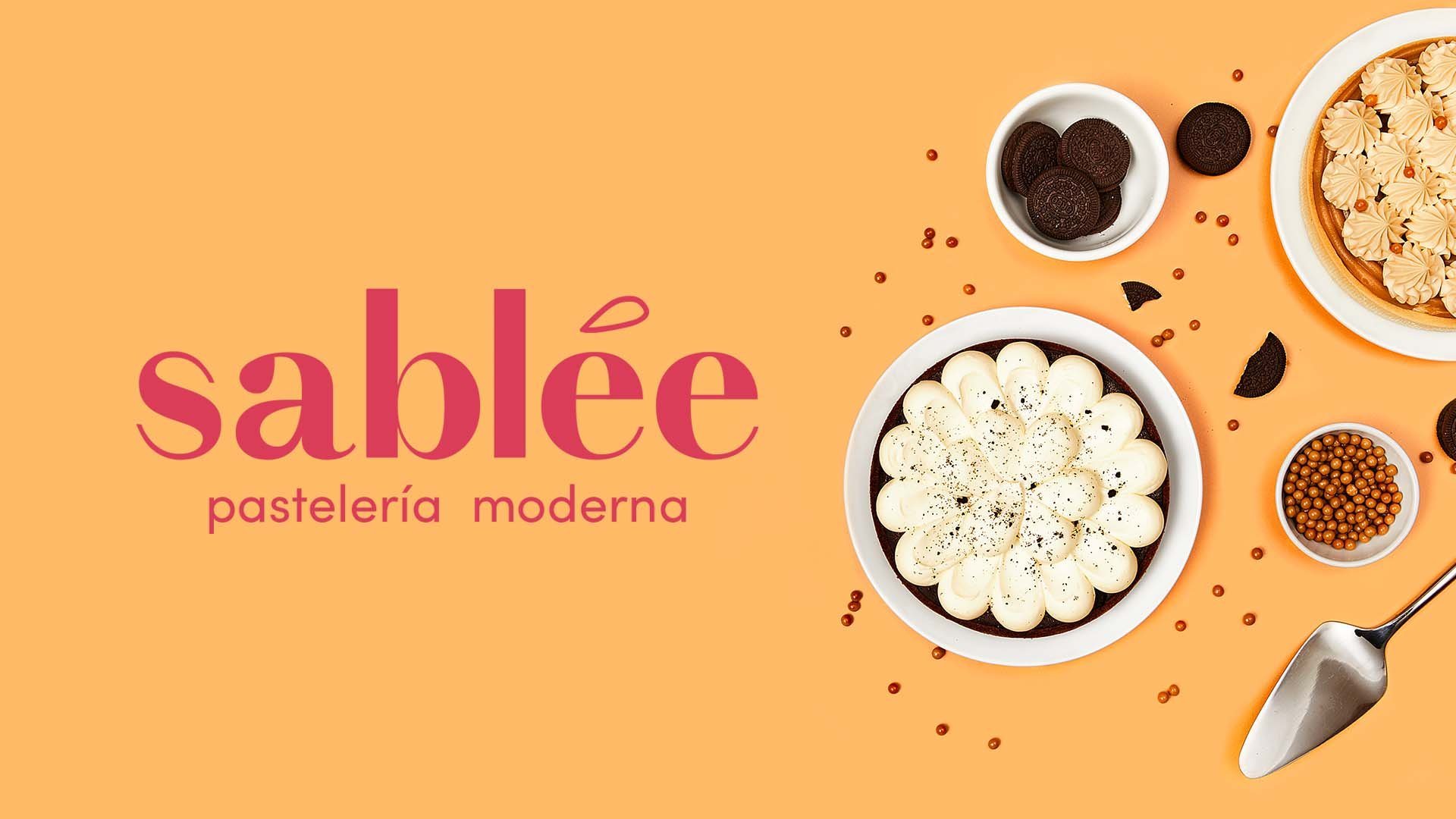Logotipo Sablée pastelería moderna sobre fondo amarillo, junto a postres vistos desde arriba.