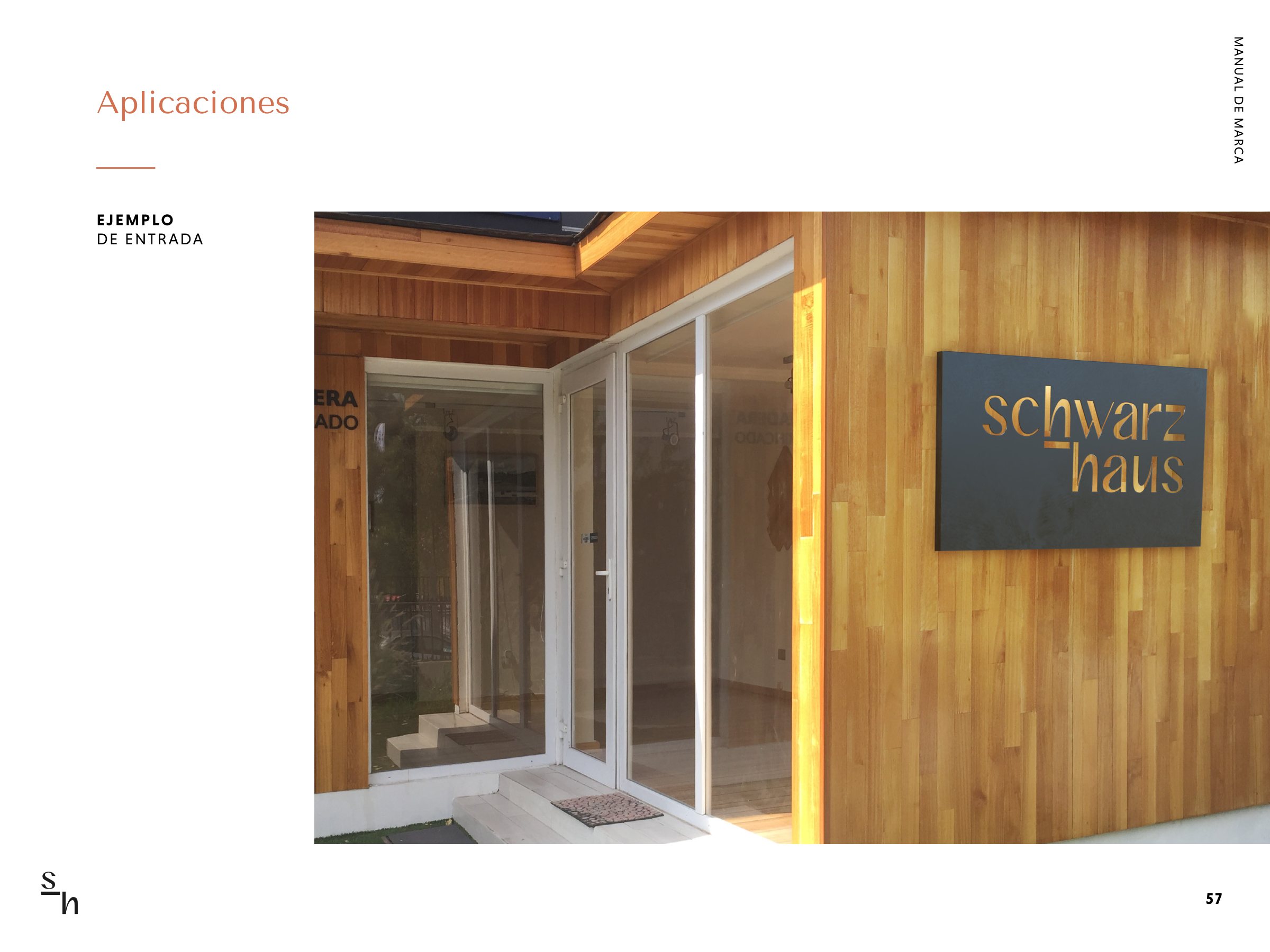 Página del manual: el logotipo en la entrada del taller, sobre revestimiento de madera.