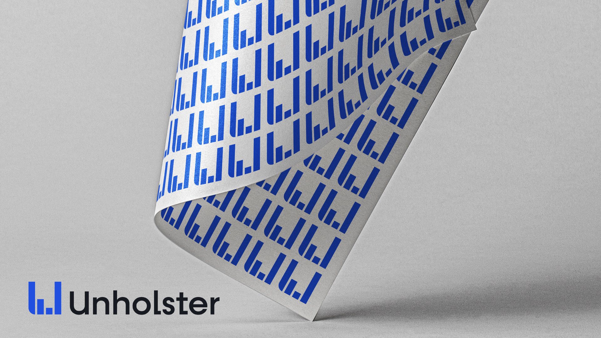 Papel con un patrón de isotipos azules y el imagotipo Unholster.